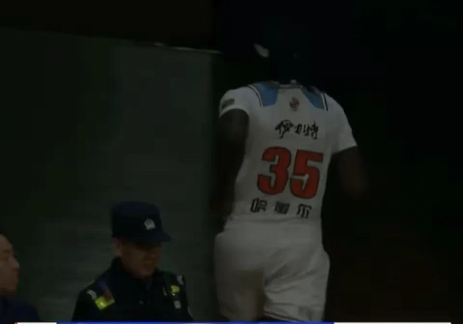 bet365直播中心-篮球比赛很紧张,手在抖,不敢突破